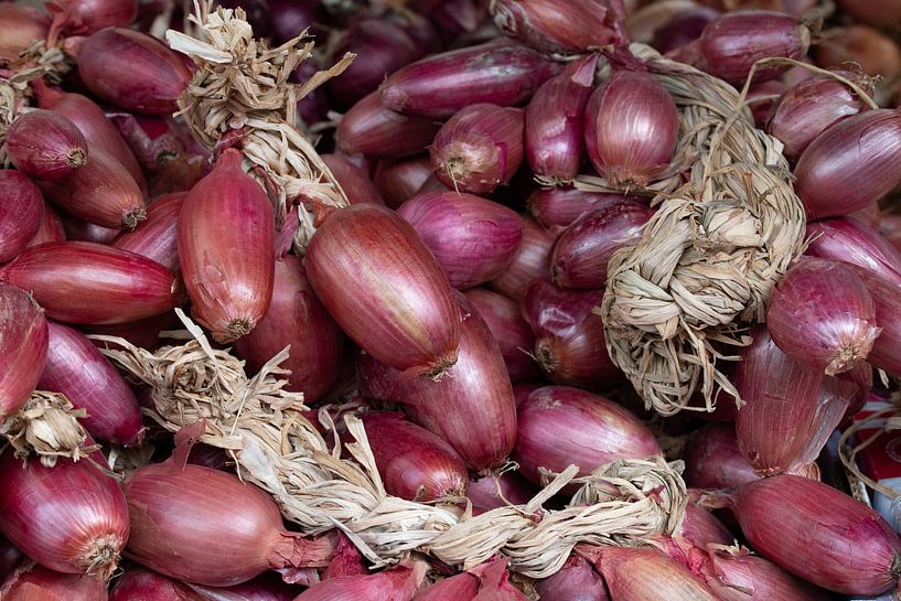 Red onions by Ulrike Leone