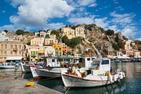 Fischerboote im Hafen der Insel Symi, Griechenland