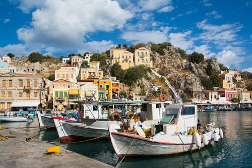 Vissersboten in de haven van het eiland Symi, Griekenland