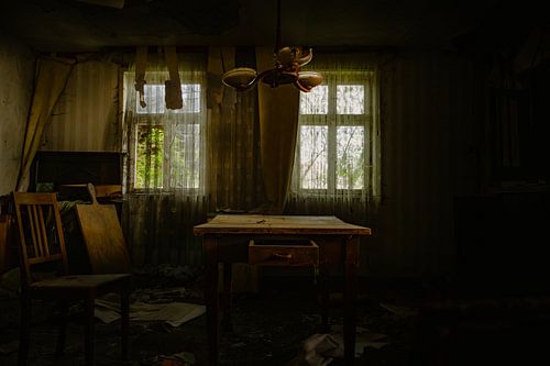 Chambre abandonnée dans l'obscurité
