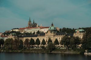 Château de Prague et Vltava : un panorama majestueux dans la lumière du matin