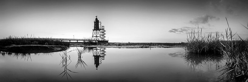 Leuchtturm an der Nordsee in schwarz-weiß von Manfred Voss, Schwarz-weiss Fotografie