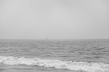 Segelboot im Nebel von Patrycja Polechonska