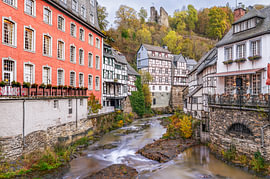 Exposition longue : Monschau, ville historique en automne