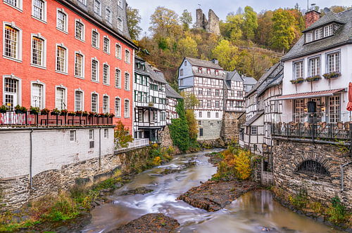 Exposition longue : Monschau, ville historique en automne