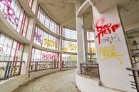 Urbex-Gebäude mit Fenstern und Graffiti von Ger Beekes Miniaturansicht
