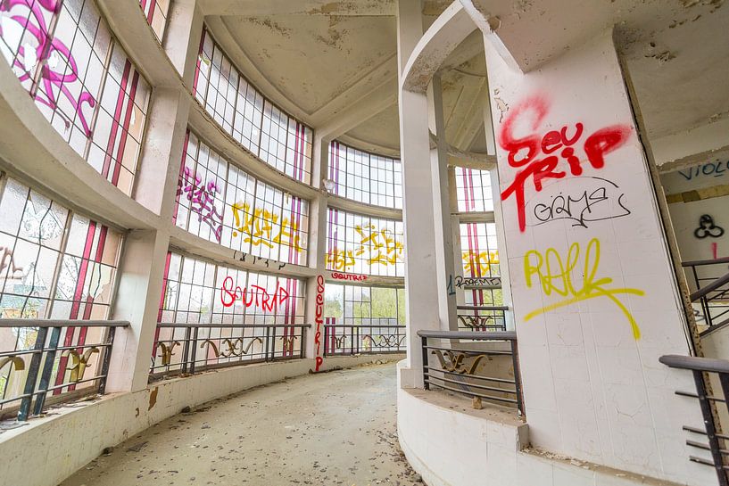 Urbex-Gebäude mit Fenstern und Graffiti von Ger Beekes