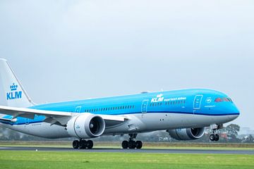 KLM Boeing 787 Dreamliner landing at Schiphol airport by Sjoerd van der Wal