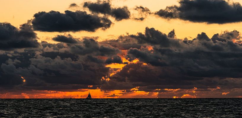 Ein stürmischer Abend über dem IJsselmeer von Damien Franscoise