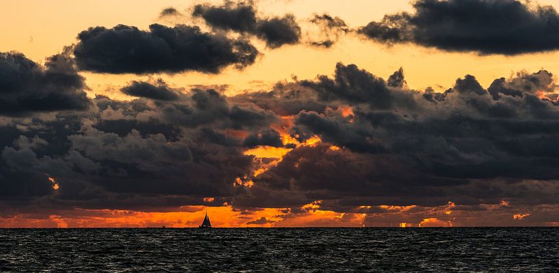 Een stormachtige avond boven het IJsselmeer van Damien Franscoise