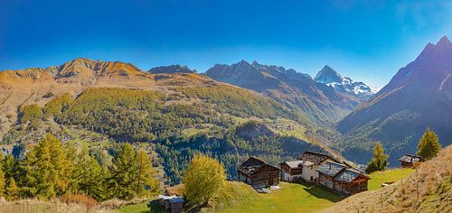 Ein Häuserpaar auf einem Bergkamm mit Blick auf die Dent Blanche, Les Haudères, Wallis Wallis, Schwe von Rene van der Meer