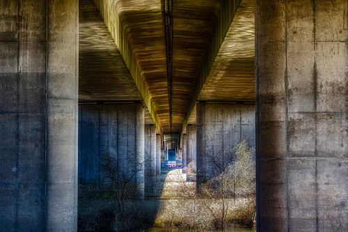 Een mooi lijnenspel onder een viaduct van een snelweg