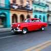 Oldtimer classic car in Cuba in het centrum van Havana. One2expose Wout kok Photography.  van Wout Kok