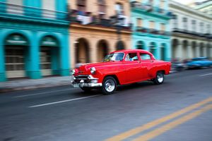 Oldtimer in Kuba in der Innenstadt von Havanna. One2expose Wout kok Fotografie.  von Wout Kok