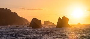 Sonnenuntergang an einer zerklüfteten Felsenküste
