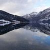 Weerspiegeling van besneeuwde bergen in het meer van Vang in Noorwegen van Aagje de Jong