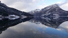 Spiegelung der schneebedeckten Berge im Vangsee in Norwegen von Aagje de Jong