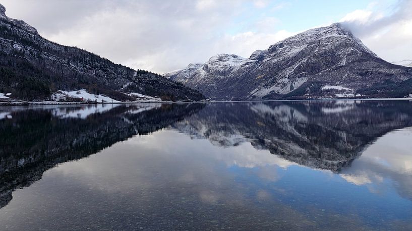 Weerspiegeling van besneeuwde bergen in het meer van Vang in Noorwegen van Aagje de Jong