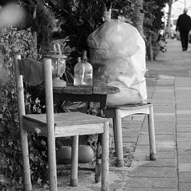 Siège créatif (désordonné) avec lampes à huile sur le trottoir (photo en noir et blanc) sur Marion Hesseling