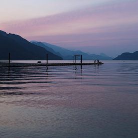 Zonsondergang op het water met steiger in Harrison Hot Springs in West Canada van Angeline Dobber