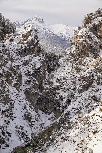 De Gleiersch Klamm in de winter met sneeuw, ijs en hangende ijspegels.