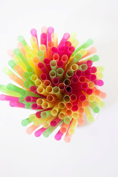 SF 12358800 Bunte Strohhalme auf weißem Hintergrund von BeeldigBeeld Food & Lifestyle