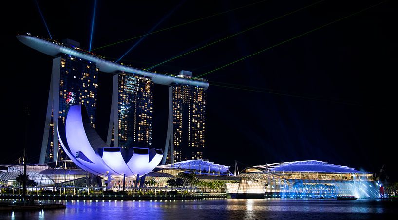 Marina Bay Sands, skyline Singapore 's avonds van Marcel Simons