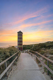 Leuchtturm Dishoek nach Sonnenuntergang von Michael Valjak