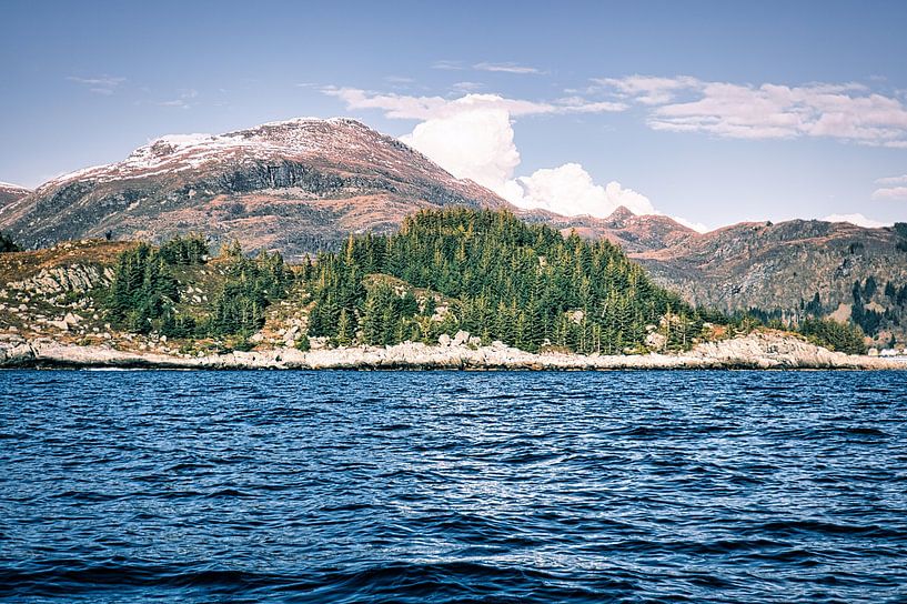 Fjord en Norvège avec un ciel bleu par Martin Köbsch
