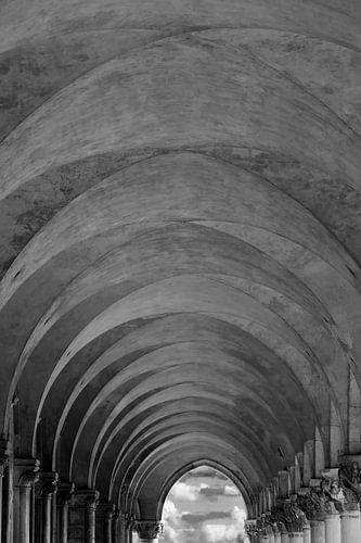 Tunnel naar de hemel in zwart wit