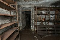 Oude stellingen met wat smeermiddel in een verlaten bunker uit WWII.