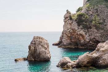 Côte rocheuse bordée d'une mer bleu azur en Croatie