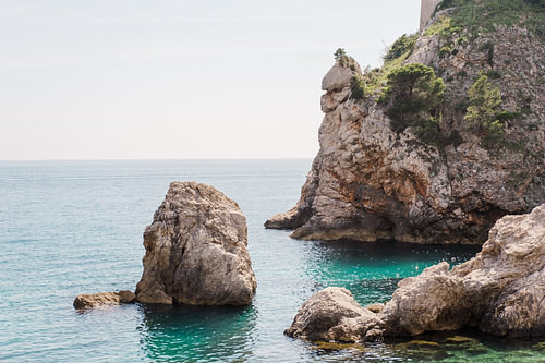Felsige Küste mit azurblauem Meer in Kroatien