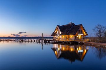Huis aan het meer van Hemmelsdorf in het ochtendlicht van Sven-Erik Arndt