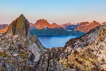 Magisches Panorama mit dem Berg Segla in Norwegen von Karla Leeftink