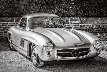 Mercedes-Benz 300 SL Flügeltürer klassischer Sportwagen in Schwarz und Weiß