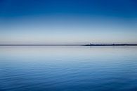 Die Stadt Hindeloopen vom IJsselmeer aus gesehen bei Sonnenuntergang. Wout Kok One2expose Fotografie von Wout Kok Miniaturansicht