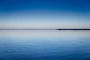 Die Stadt Hindeloopen vom IJsselmeer aus gesehen bei Sonnenuntergang. Wout Kok One2expose Fotografie von Wout Kok