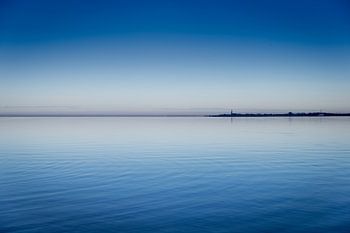 De stad Hindeloopen gezien vanaf het IJsselmeer bij zonsondergang. Wout Kok One2expose Photography