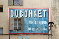 Muurreclame van DUBONNET in het kustdorpje Sanary-sur-Mer van Gert van Santen thumbnail