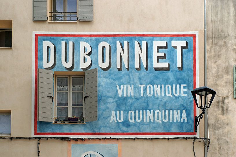 Muurreclame van DUBONNET in het kustdorpje Sanary-sur-Mer van Gert van Santen