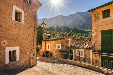 Schönes altes berühmtes Dorf Fornalutx auf der Insel Mallorca, Spanien von Alex Winter