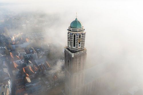 Peperbus kerktoren in Zwolle boven de mist
