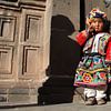 Schüchternes Mädchen in Cusco von Antwan Janssen