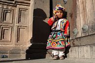 Schüchternes Mädchen in Cusco von Antwan Janssen Miniaturansicht