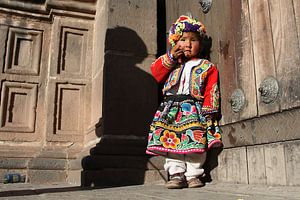 Verlegen meisje in Cusco