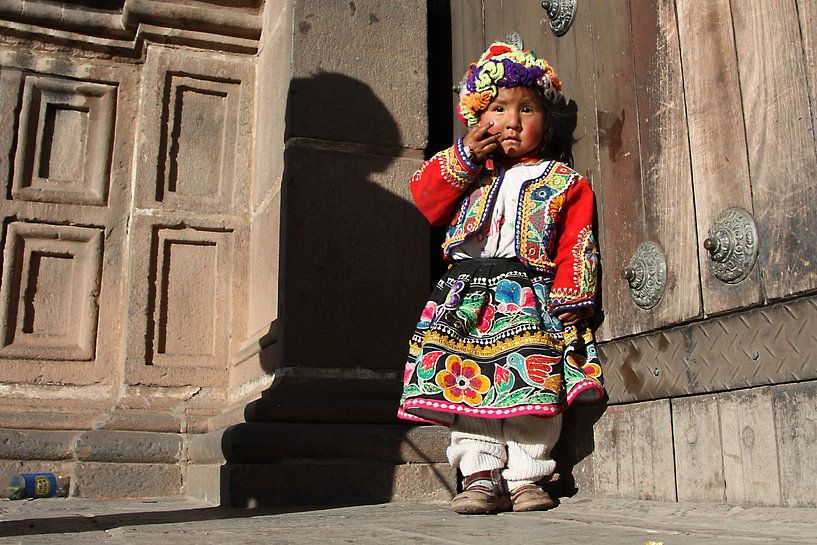 Schüchternes Mädchen in Cusco von Antwan Janssen