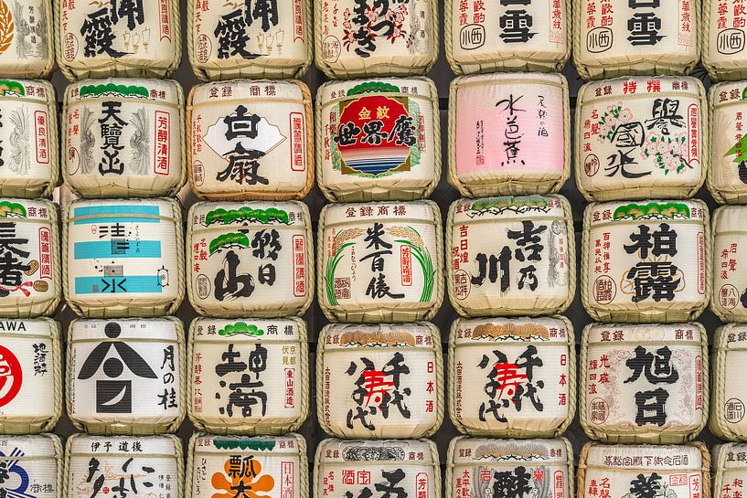 Sake-Fässer auf einem Haufen in Japan von Mickéle Godderis