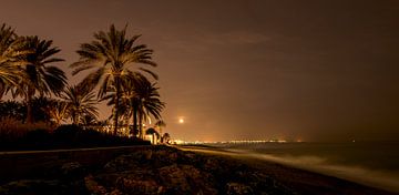 Maanverlicht strand in Oman, Masqat van Ruud Overes