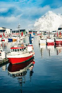 Fischerboote in Henningsvaer im Winter auf den Lofoten Norwegen